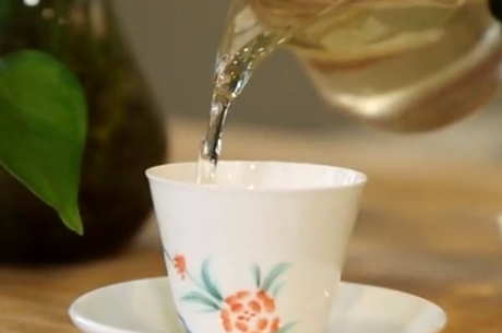 龙井茶应该用多少度的水泡？