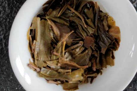 普洱茶锁喉的原因是什么？