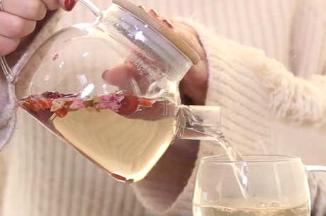 玫瑰和枸杞浸泡在水中的效果