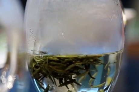 女孩每天喝绿茶的危害