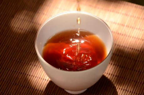 什么是普洱红茶？