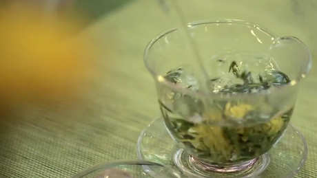 浸泡干菊花水的正确方法
