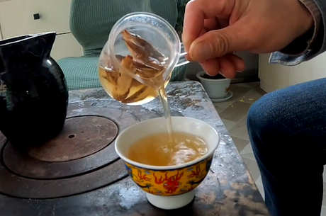 一次放多少黄芪泡水？