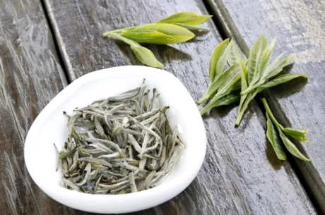 早上喝白茶好吗？