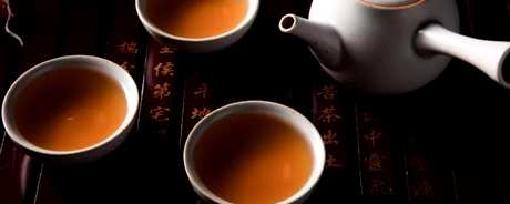 大圆桌上的茶壶嘴在哪里？