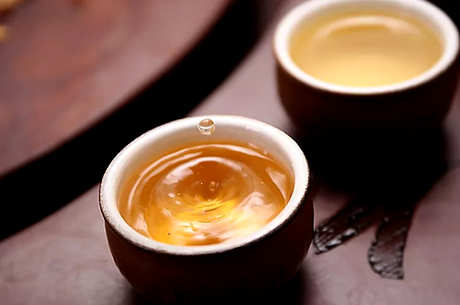 大圆桌上的茶壶嘴在哪里？