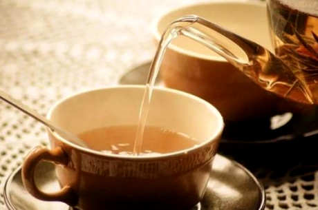 大圆桌上的茶壶嘴在哪里？