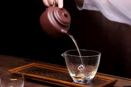 倒茶礼仪三要素