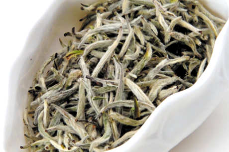 如何区分白茶和绿茶？