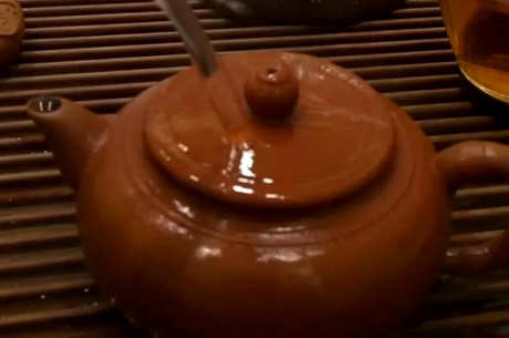 如何打开紫砂壶？