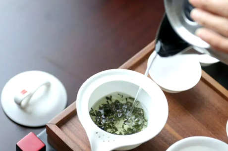 用多少度的水泡绿茶？