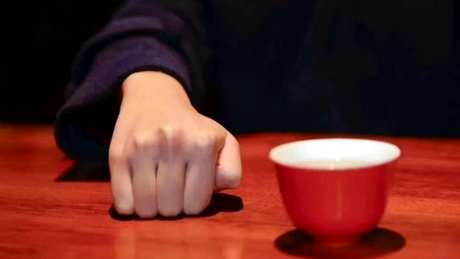喝茶扣手的礼仪手势