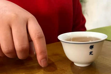 喝茶扣手的礼仪手势