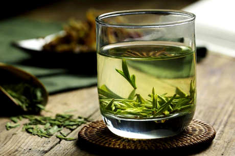 夏天喝红茶或绿茶