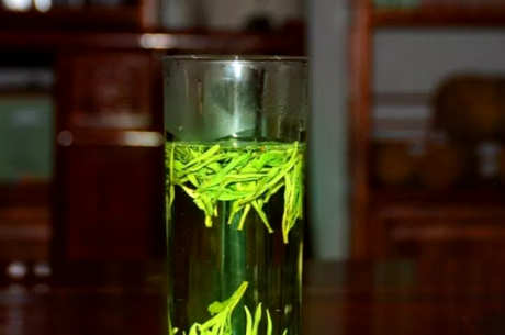 制作松针茶的方法