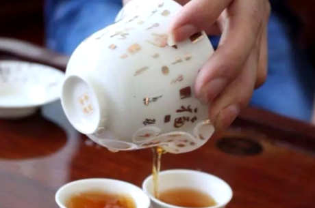 盖碗怎么泡红茶？