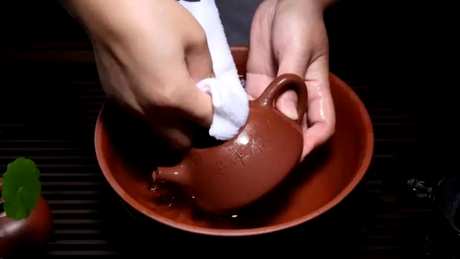 如何清洗和维护紫砂壶？