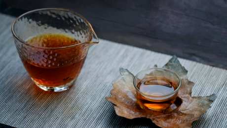 白茶泡出来的水是什么颜色？
