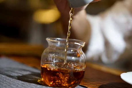 白茶泡出来的水是什么颜色？