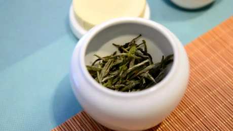 夏天喝白茶好还是喝绿茶好？