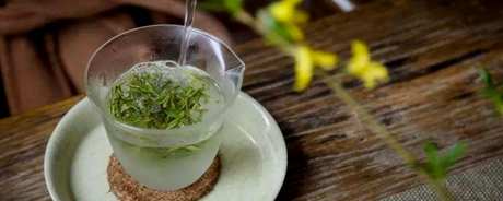 夏天最好喝红茶或绿茶