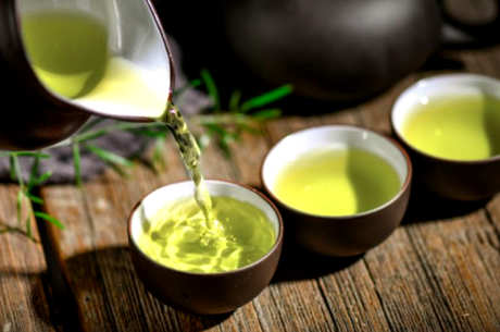 夏天最好喝红茶或绿茶