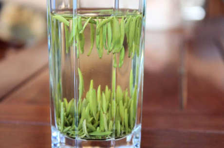 绿茶的颜色是什么？绿茶的颜色最好是清汤绿叶