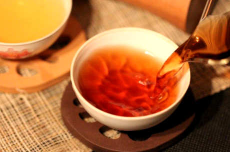 普洱茶10年值多少钱？详细说明老普洱茶饼的价格