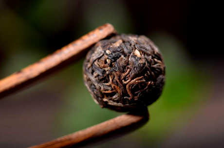 普洱茶10年值多少钱？详细说明老普洱茶饼的价格