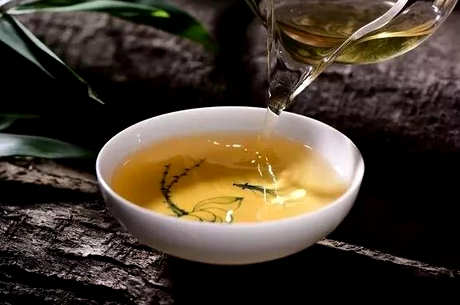 普洱茶10年值多少钱？详细说明老普洱茶饼的价格