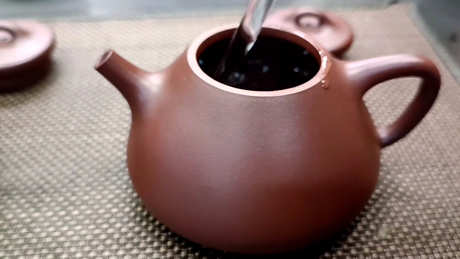 用什么紫砂壶泡岩茶？