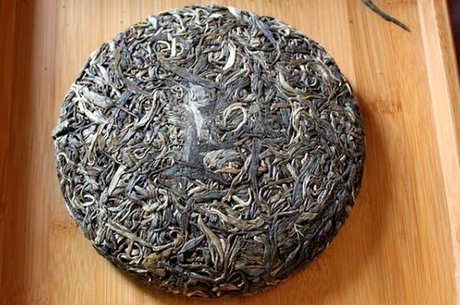 大益普洱茶饼十年值多少钱？价格是800～1300元一饼