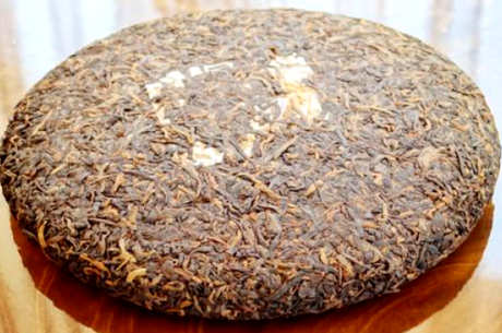 大益普洱茶饼十年值多少钱？价格是800～1300元一饼