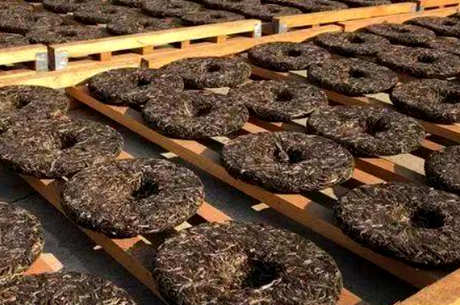 大益普洱茶饼十年值多少钱？价格是800～1300元一饼