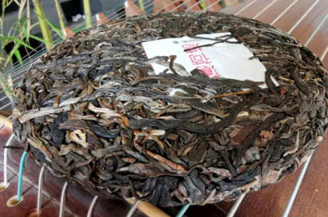 大益普洱茶饼十年值多少钱？价格是800～1300元一饼