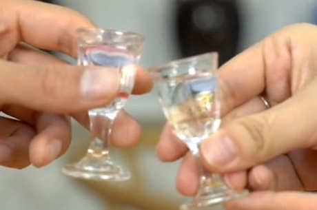 敬酒从左到右