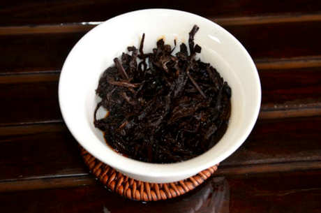 普洱茶生茶贵还是熟茶贵？普洱生茶熟茶的价格比较
