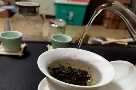 泡茶的水温适合几度？