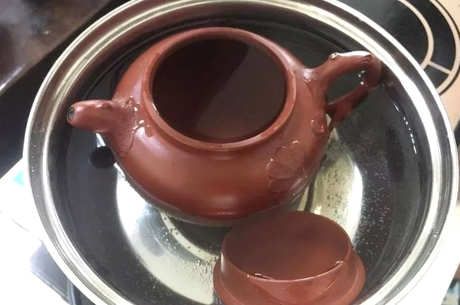 怎样用沸水鉴别紫砂壶？