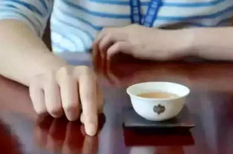 喝茶礼仪女性手势说明，盘点喝茶礼仪手势