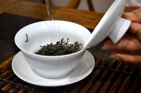 正确的喝茶前洗茶方法，浸泡洗茶刮擦洗茶