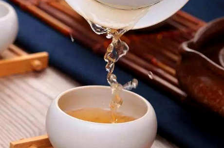 泡茶禁忌手法，避免直接注水，随意投茶