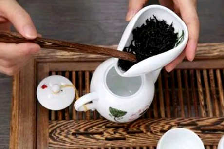 红茶泡茶有七个正确的步骤，前三个步骤是清洁备用器和放置茶叶