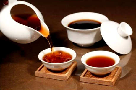 红茶泡茶有七个正确的步骤，前三个步骤是清洁备用器和放置茶叶