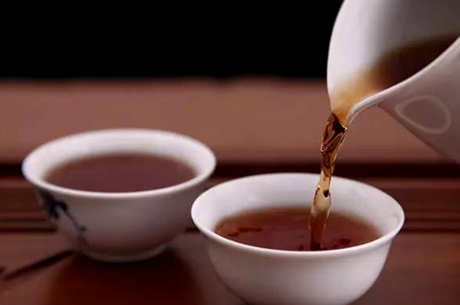 红茶泡茶有七个正确的步骤，前三个步骤是清洁备用器和放置茶叶