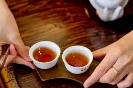 红茶泡茶有七个正确的步骤，前三个步骤是清洁备用器和放置茶叶