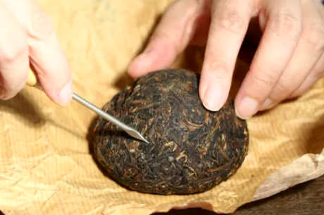 如何正确撬普洱茶饼？