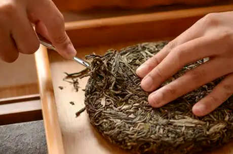 如何正确撬普洱茶饼？