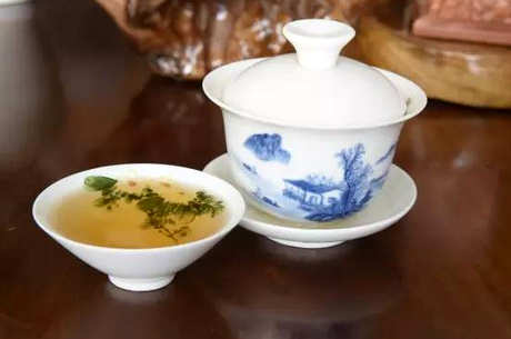 十年以上的普洱茶值多少钱，十年以上的普洱茶值100～1000元一斤