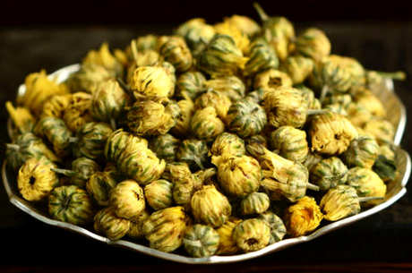 女性最好喝胎菊或贡菊。女性建议喝胎菊茶